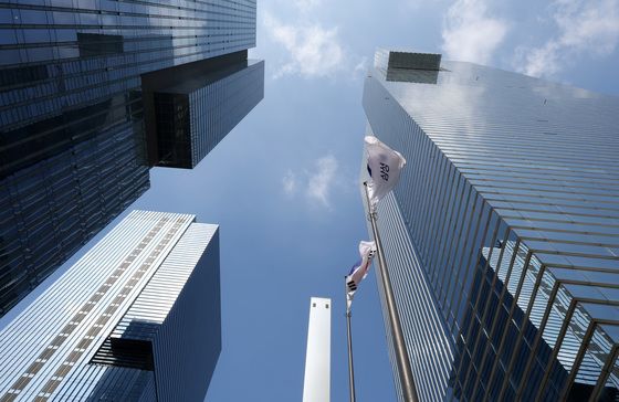 위기의 삼성전자…'세계 최고 고용주' 1위 자리도 내줬다