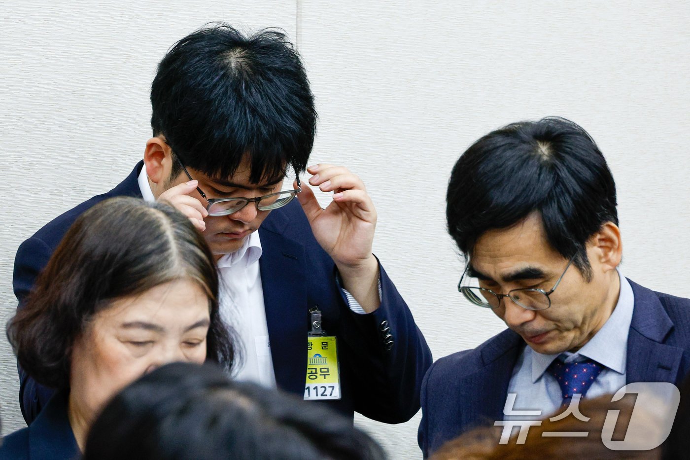 본문 이미지 - 한국학력평가원의 고교 한국사 교과서 초고를 작성했던 김건호 교육부 장관 청년보좌역이 8일 오전 서울 여의도 국회 교육위원회에서 열린 교육부·국가교육위원회·국사편찬위원회 등에 대한 국정감사에 출석하고 있다. 2024.10.8/뉴스1 ⓒ News1 안은나 기자