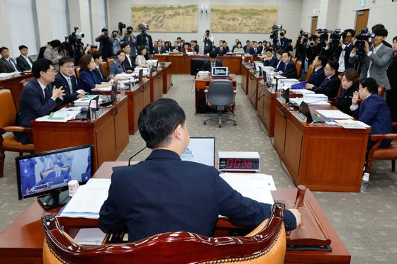 [국감초점] "김 여사가 종교냐" "이재명·조국도 표절"…교육위 공방