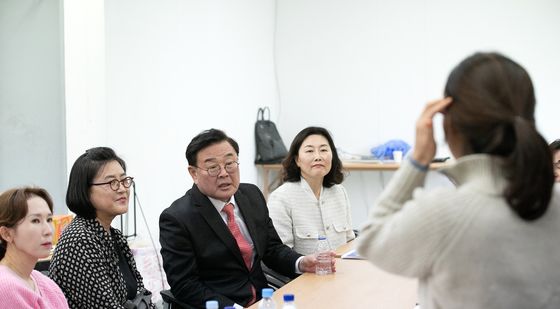 학부모 제안 발언 듣는 조전혁 후보