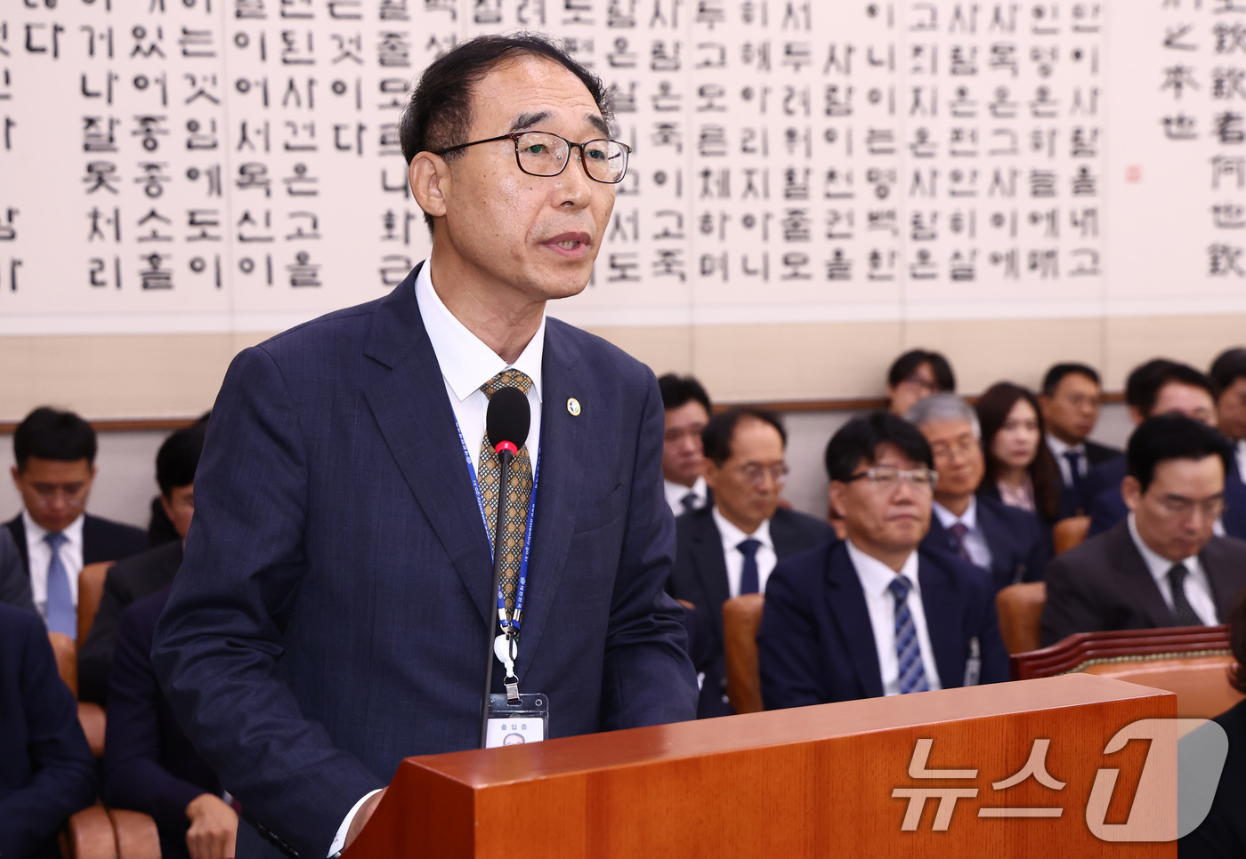 (서울=뉴스1) 김민지 기자 = 황영기 한국법무보호복지공단 이사장이 8일 서울 여의도 국회 법제사법위원회에서 열린 법무부, 대한법률구조공단, 한국법무보호복지공단, 정부법무공단에 대 …