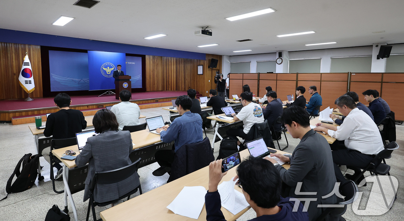 (부천=뉴스1) 김성진 기자 = 김종민 경기남부경찰청 광역수사단장이 8일 경기 부천시 원미경찰서에서 부천 호텔 화재 수사 결과를 발표하고 있다.앞서 지난 8월 22일 부천시 중동의 …