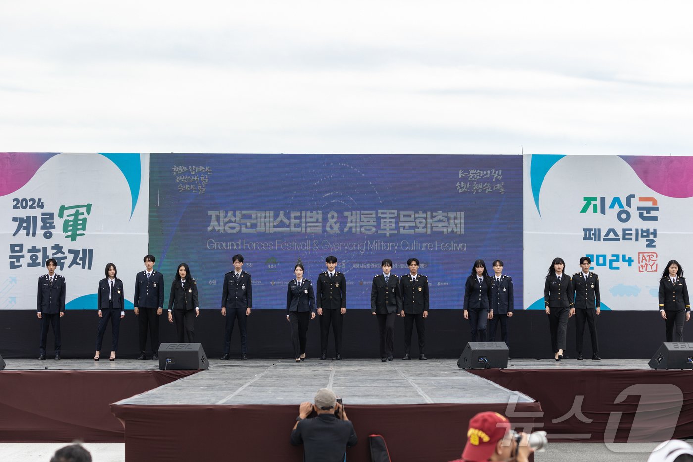 대덕대학교 K-모델과가 최근 계룡시에서 열린 ‘2024 계룡 군문화축제’에서 군복패션쇼를 선보였다.&#40;대덕대 제공&#41;/뉴스1