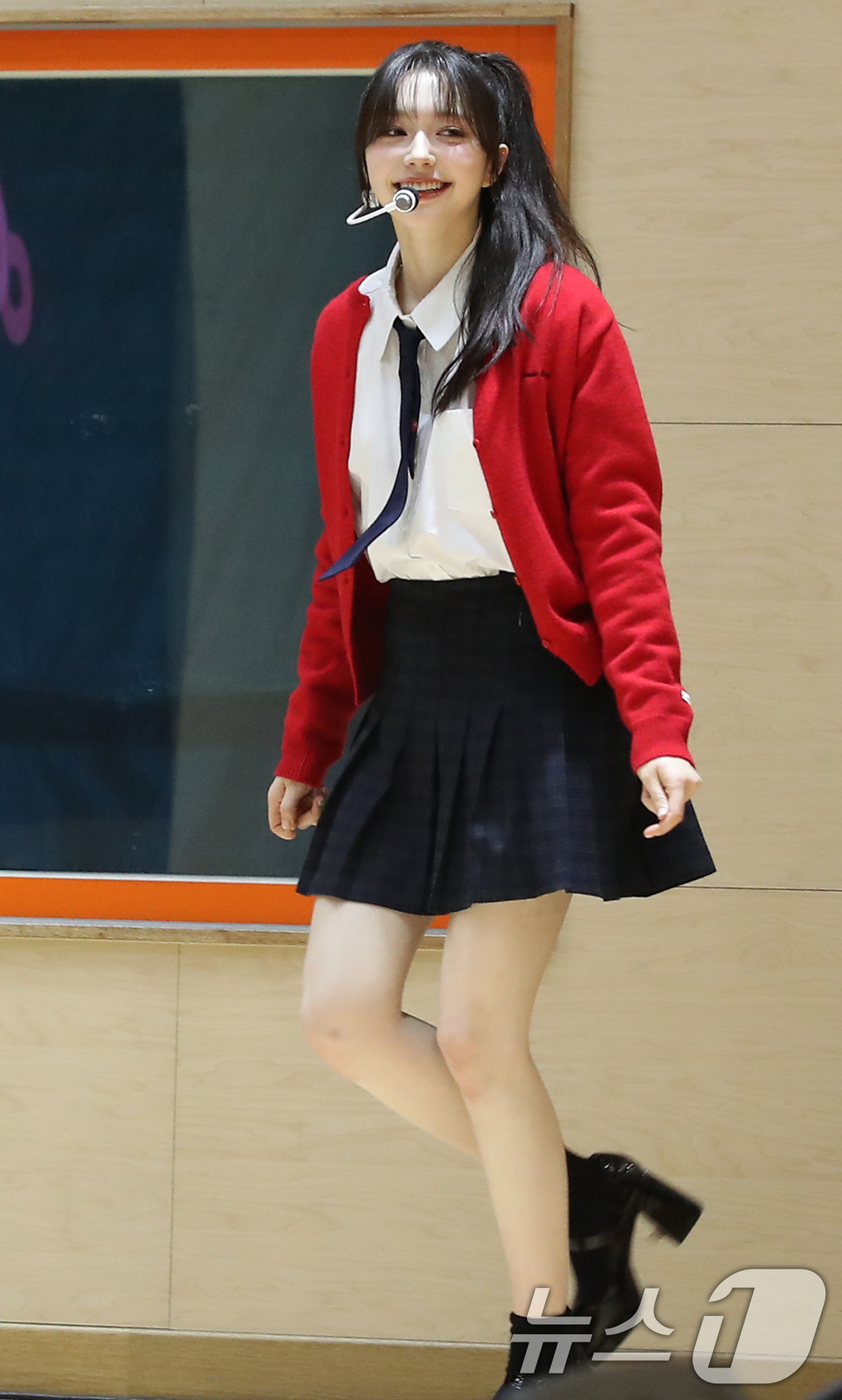 (경기=뉴스1) 권현진 기자 = 그룹 피프티피프티(FIFTY FIFTY) 문샤넬이 8일 경기도 화성에 위치한 안용중학교에서 열린 웹예능 ‘오늘 우리 학교는 시즌3’(오우학3)에 출 …