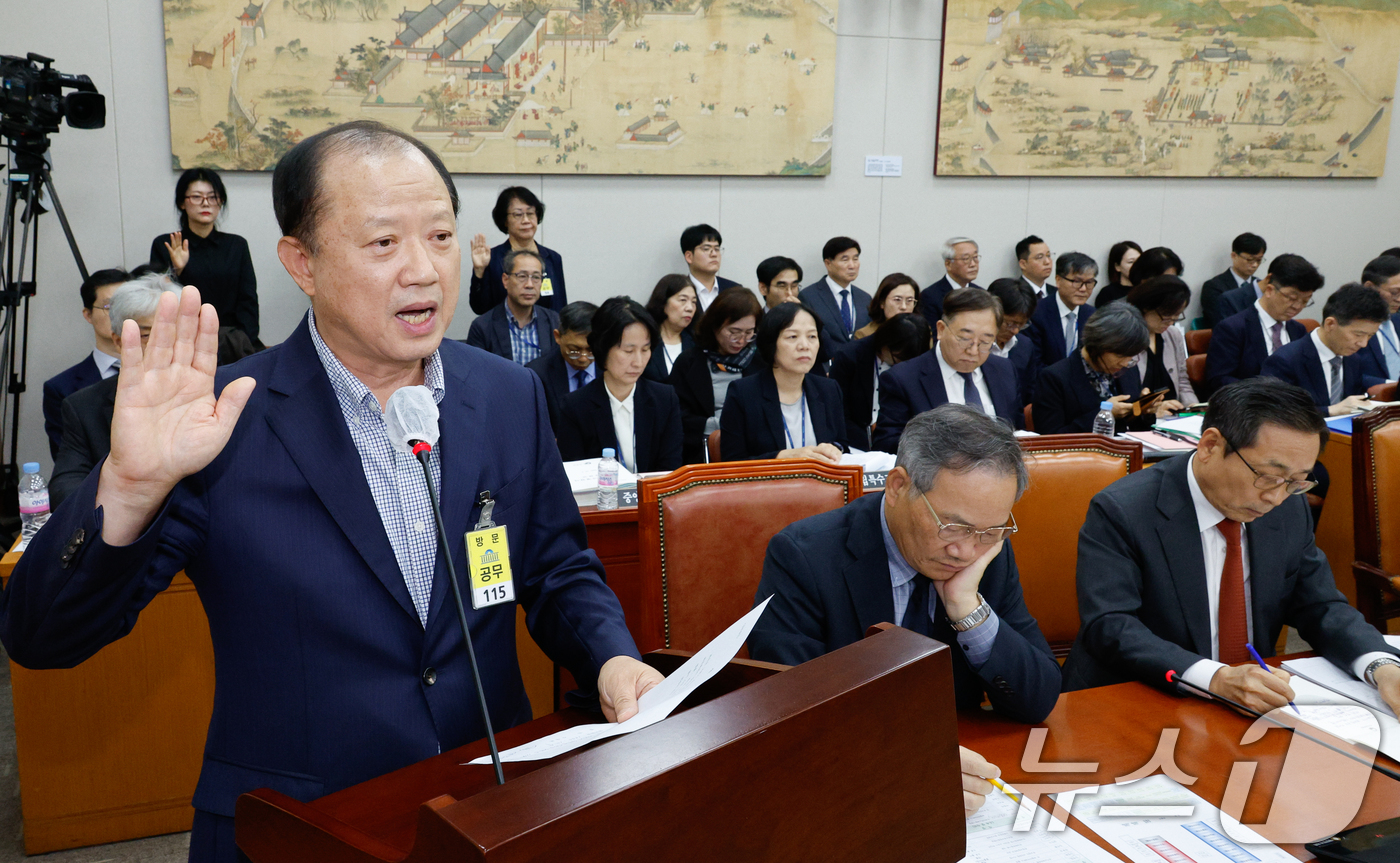 (서울=뉴스1) 안은나 기자 = 김경회 전 국가교육위원회 전문위원이 8일 오후 서울 여의도 국회 교육위원회에서 열린 교육부·국가교육위원회·국사편찬위원회 등에 대한 국정감사에서 증인 …