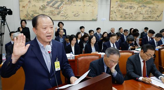 [국감]선서하는 김경회 전 국교위 전문위원