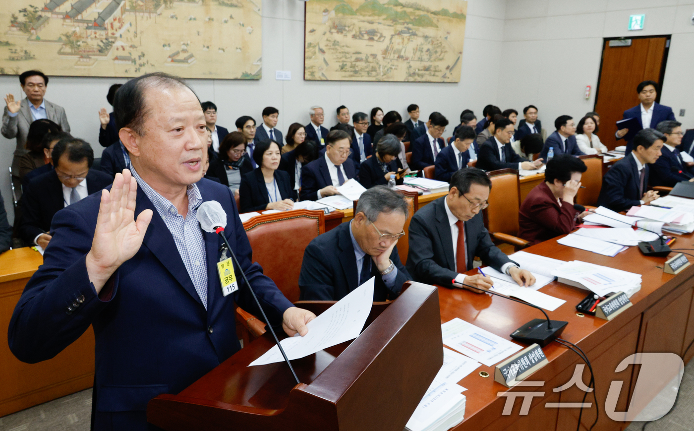 (서울=뉴스1) 안은나 기자 = 김경회 전 국가교육위원회 전문위원이 8일 오후 서울 여의도 국회 교육위원회에서 열린 교육부·국가교육위원회·국사편찬위원회 등에 대한 국정감사에서 증인 …