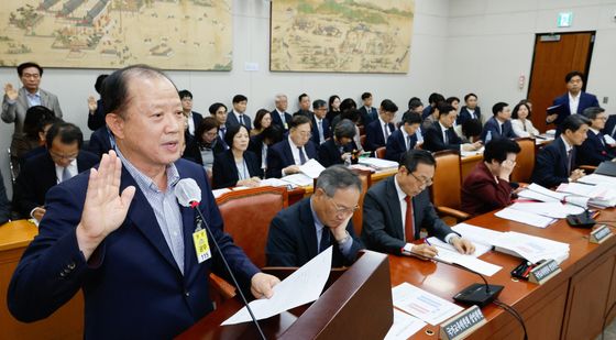 [국감]선서하는 김경회 전 국교위 전문위원