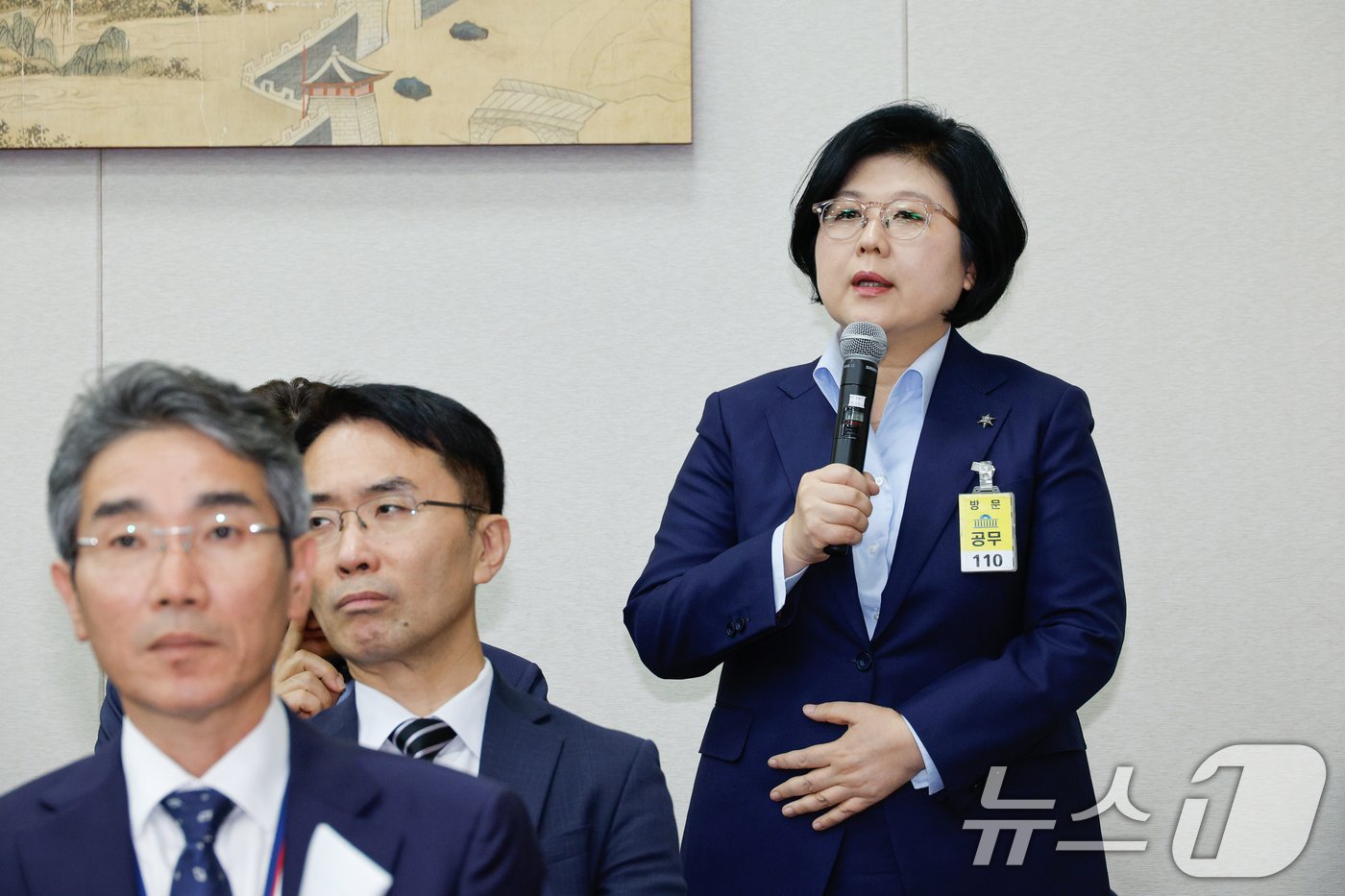 본문 이미지 - 문시연 숙명여자대학교 총장이 8일 오후 서울 여의도 국회 교육위원회에서 열린 교육부·국가교육위원회·국사편찬위원회 등에 대한 국정감사에서 진선미 더불어민주당 의원 김건희 여사 논문 검증 관련 질의에 답하고 있다. 2024.10.8/뉴스1 ⓒ News1 안은나 기자