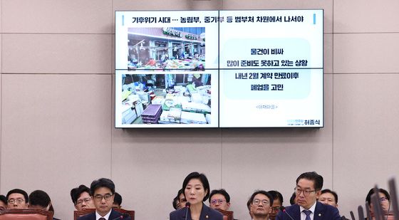 [국감]소상공인 관련 질의 듣는 오영주 장관