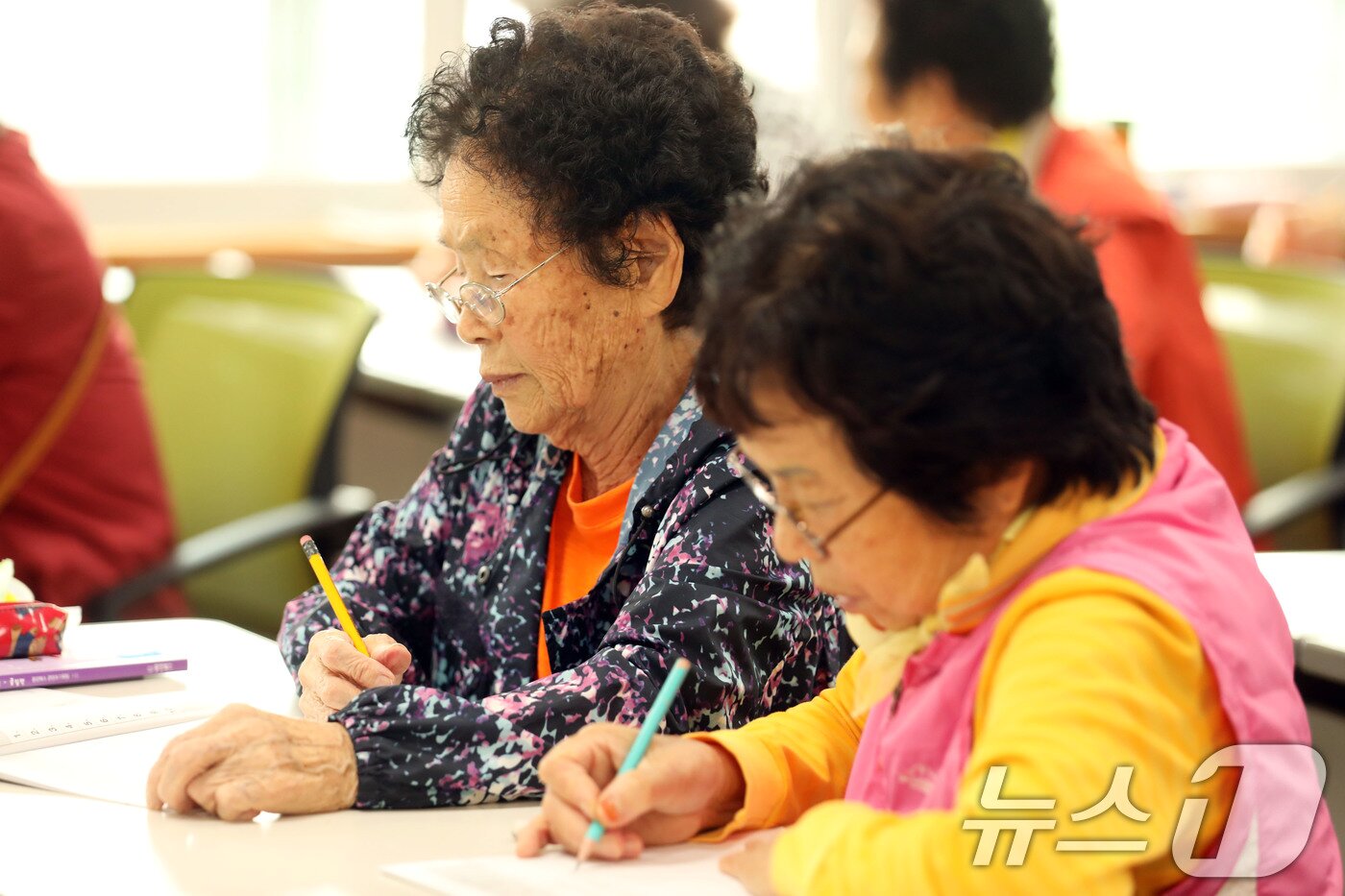본문 이미지 - 578돌 한글날을 하루 앞둔 8일 오후 광주 광산구 송정다가치문화도서관에서 진행하는 송정학당에서 어르신들이 한글을 배우고 있다. 2024.10.8/뉴스1 ⓒ News1 박지현 기자