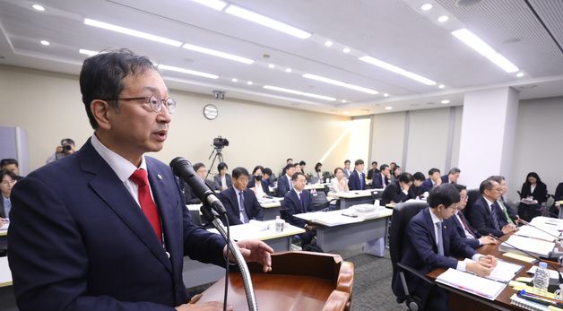 [국감]의원 질의에 답하는  정승윤 국민권익위 부위원장