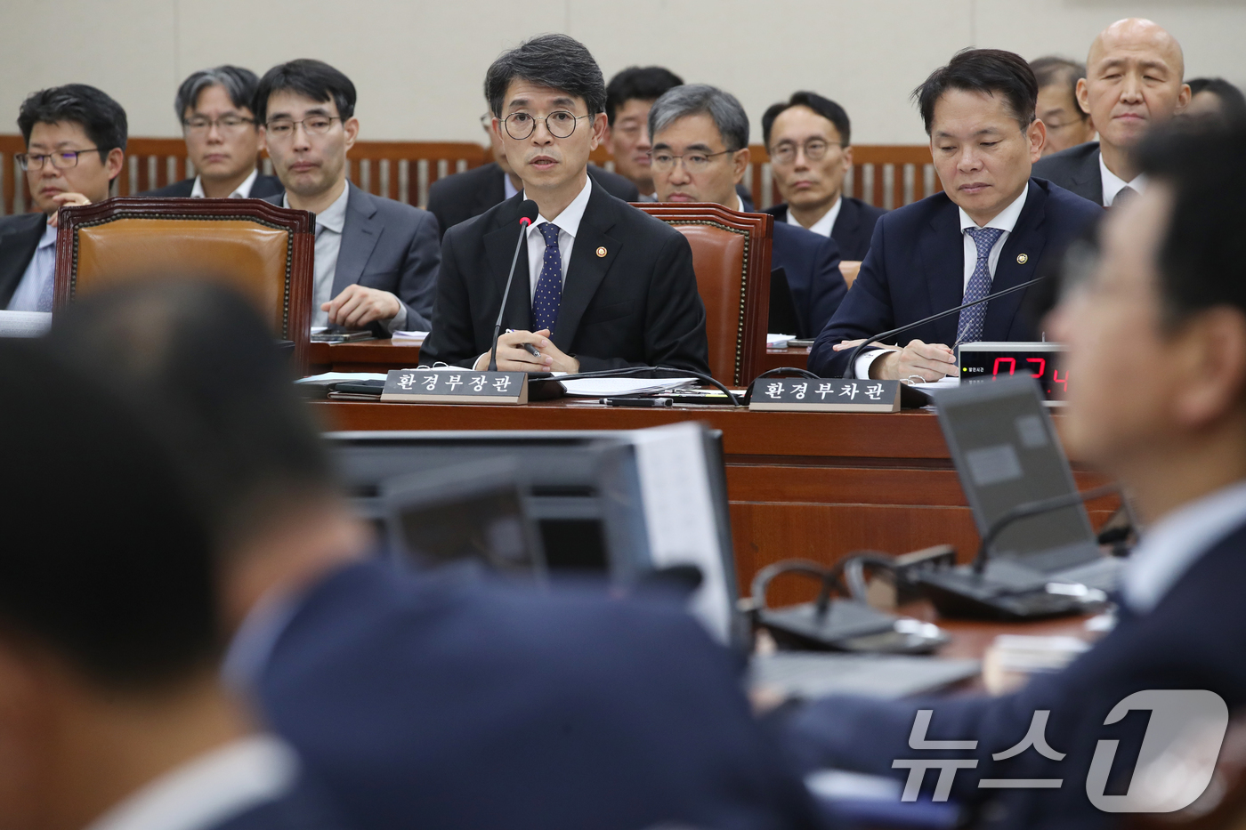 (서울=뉴스1) 이광호 기자 = 김완섭 환경부 장관이 8일 오전 서울 여의도 국회 환경노동위원회에서 열린 환경부에 대한 국정감사에서 의원 질의에 답하고 있다. 2024.10.8/뉴 …