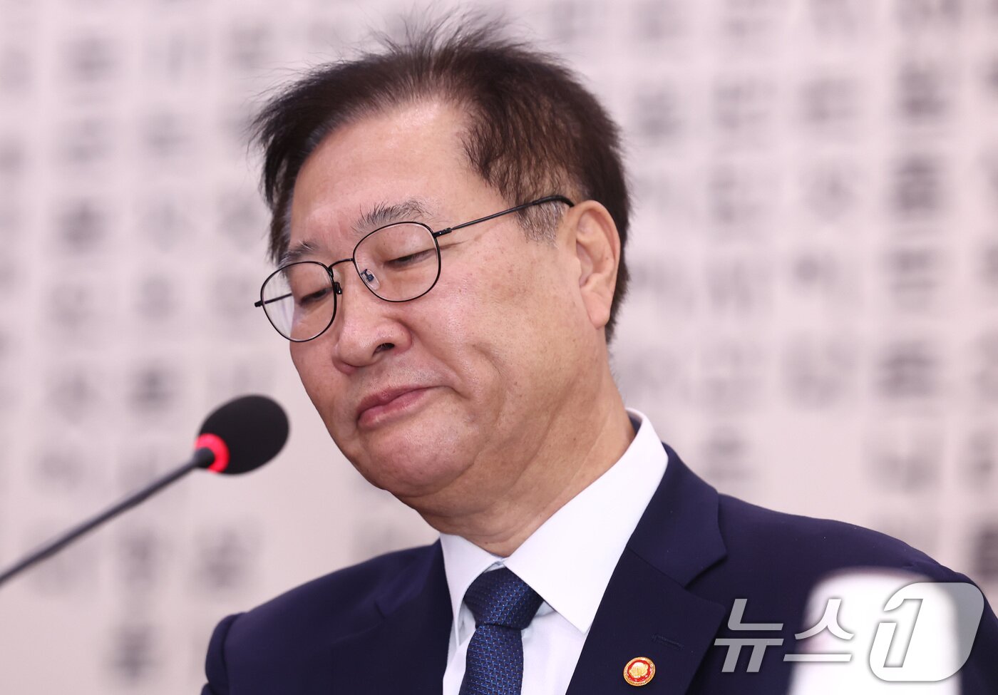 본문 이미지 - 박성재 법무부 장관이 지난해 10월 8일 서울 여의도 국회 법제사법위원회에서 열린 법무부, 대한법률구조공단, 한국법무보호복지공단, 정부법무공단에 대한 국정감사에서 김건희 여사에 대한 질의를 받던 도중 굳은 표정을 보이고 있다. 2024.10.8/뉴스1 ⓒ News1 김민지 기자