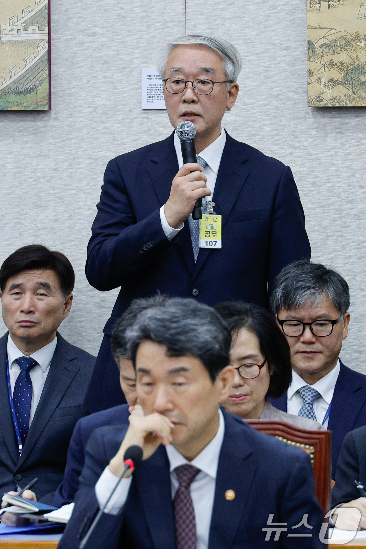 (서울=뉴스1) 안은나 기자 = 안덕선 한국의학교육평가원장이 8일 오후 서울 여의도 국회 교육위원회에서 열린 교육부·국가교육위원회·국사편찬위원회 등에 대한 국정감사에서 김용태 국민 …