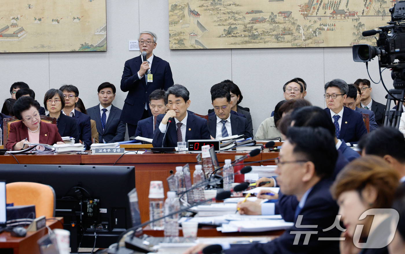 (서울=뉴스1) 안은나 기자 = 안덕선 한국의학교육평가원장이 8일 오후 서울 여의도 국회 교육위원회에서 열린 교육부·국가교육위원회·국사편찬위원회 등에 대한 국정감사에서 김용태 국민 …