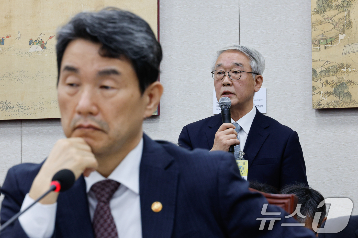 (서울=뉴스1) 안은나 기자 = 안덕선 한국의학교육평가원장이 8일 오후 서울 여의도 국회 교육위원회에서 열린 교육부·국가교육위원회·국사편찬위원회 등에 대한 국정감사에서 김용태 국민 …