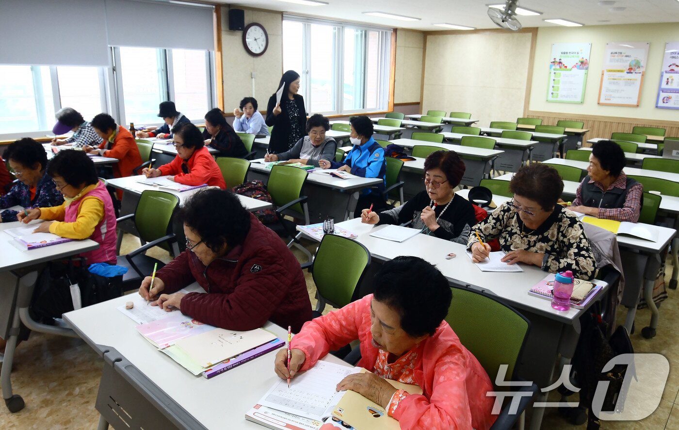 본문 이미지 - 578돌 한글날을 하루 앞둔 8일 오후 광주 광산구 송정동에 위치한 도서관에서 만학도들이 한글 수업에 열중하고 있다. 2024.10.8/뉴스1 ⓒ News1 박지현 기자