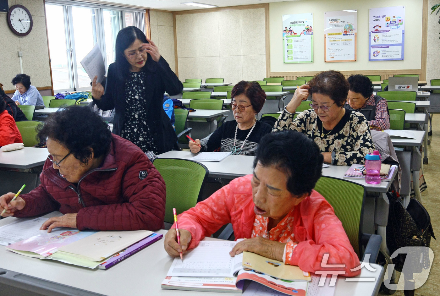 (광주=뉴스1) 박지현 기자 = 578돌 한글날을 하루 앞둔 8일 오후 광주 광산구 송정동에 위치한 도서관에서 만학도들이 한글 수업에 열중하고 있다. 2024.10.8/뉴스1