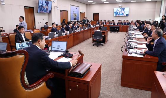 [국감현장] 야 "한 총리, 악 쓰고 소리 질러"…여 "국감 품격 지켜라"