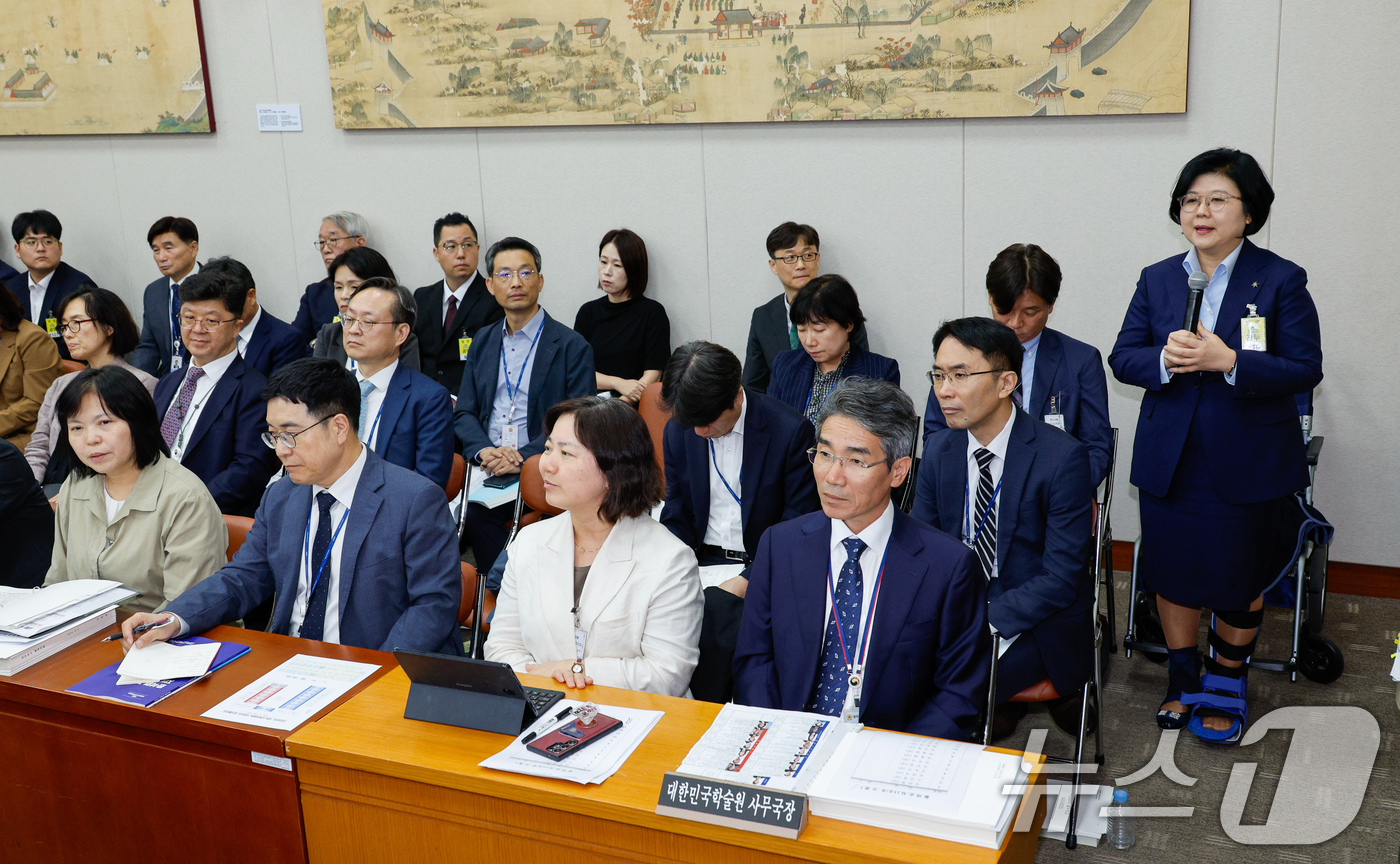 (서울=뉴스1) 안은나 기자 = 문시연 숙명여자대학교 총장이 8일 오후 서울 여의도 국회 교육위원회에서 열린 교육부·국가교육위원회·국사편찬위원회 등에 대한 국정감사에서 김건희 여사 …