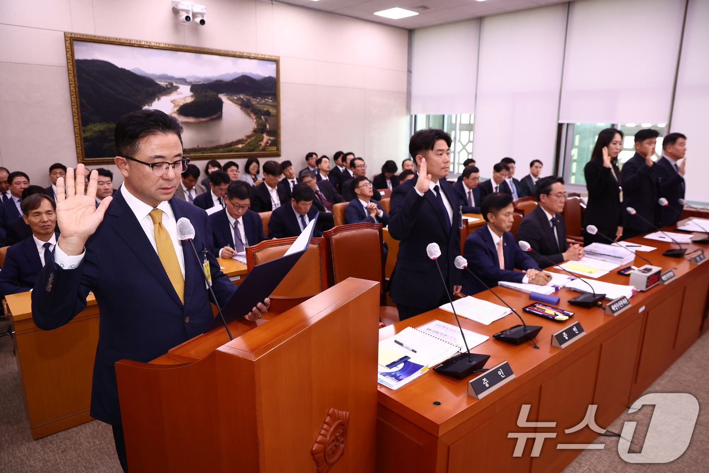 (서울=뉴스1) 김민지 기자 = 주용태 서울시 미래한강본부장을 비롯한 증인들이 8일 오후 서울 여의도 국회에서 열린 국회 농림축산식품해양수산위원회의 해양수산부에 대한 국정감사에서 …