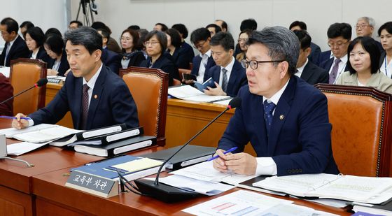 [국감]질의에 답하는 오석환 교육차관