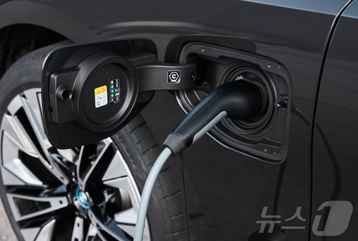 본문 이미지 - 충전 중인 BMW 530e.(BMW 제공) 