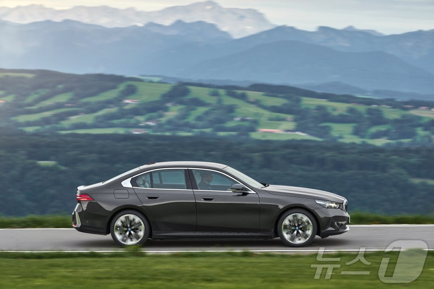 본문 이미지 - 주행 중인 BMW 530e.(BMW 제공) 