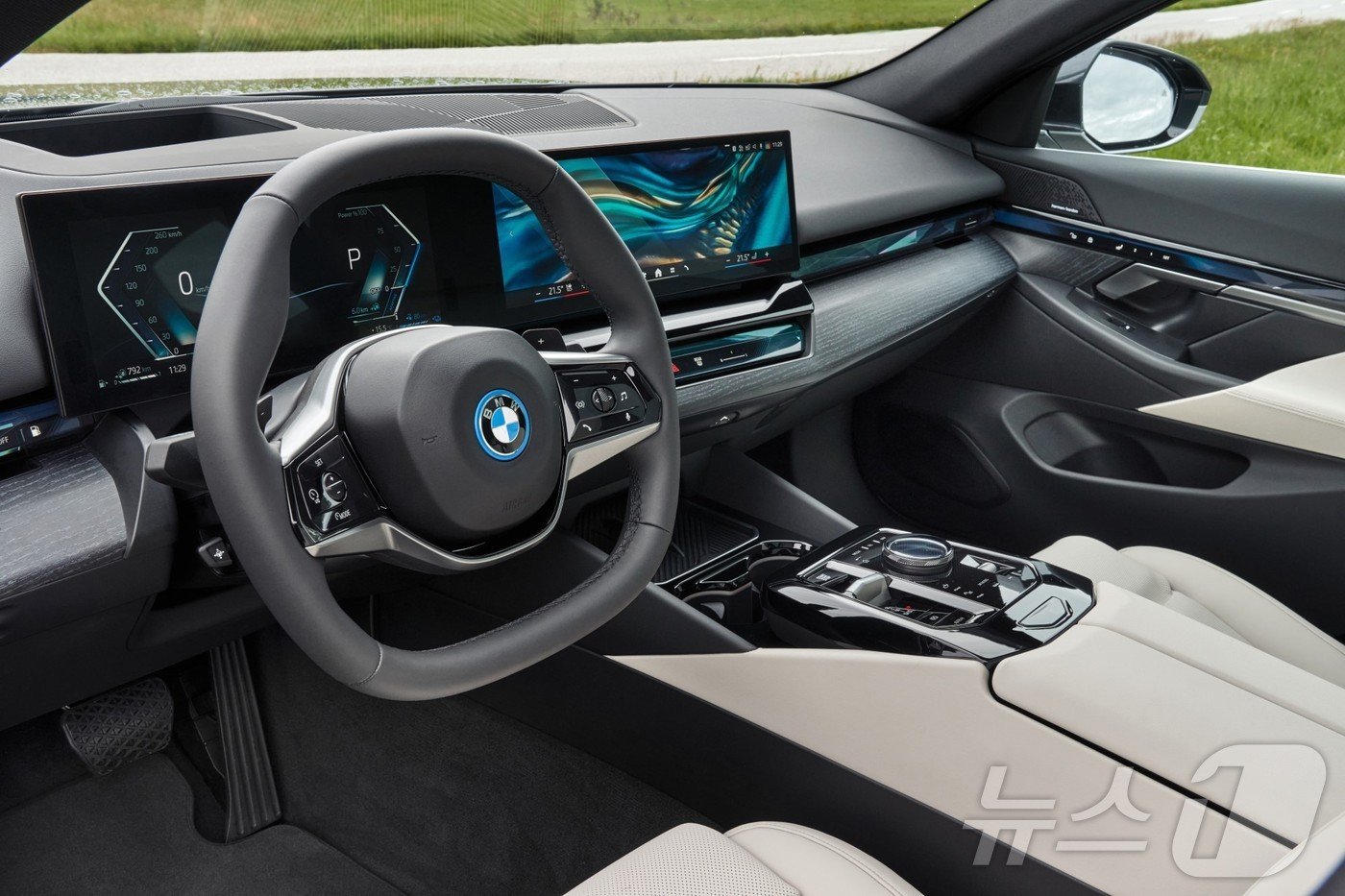 본문 이미지 - BMW 530e 실내.(BMW 제공) 