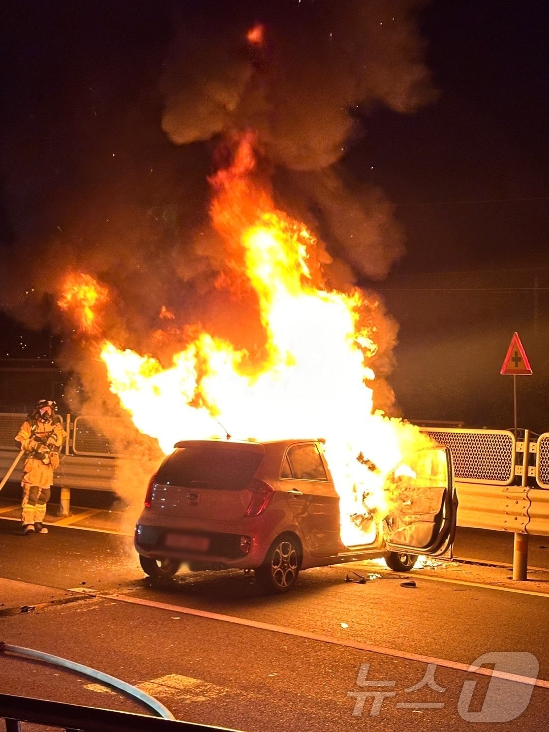 본문 이미지 - 지난 7일 밤 고성군 간성읍 송암리 국도7호선에서 발생한 교통사고 화재 현장.(고성군 제공) 2024.10.8/뉴스1