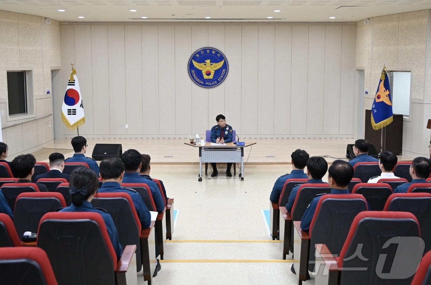 본문 이미지 - 엄성규 강원경찰청장은 8일 정선경찰서를 찾아 치안 현장을 점검하고 현장 직원들을 격려했다.(강원경찰청 제공)/뉴스1