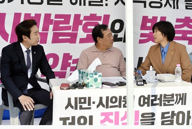 본문 이미지 - 세종시의회 임채성 의장(왼쪽)과 김현옥 시의회 민주당 원내대표(오른쪽)가 8일 오후 단식 중인 최민호 시장과 만나 대화를 나누고 있다. (세종시의회 제공) / 뉴스1 