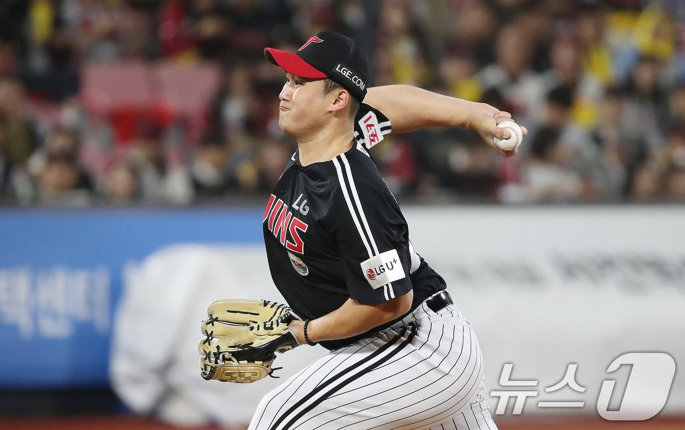 8일 오후 경기 수원시 장안구 KT 위즈파크에서 열린 프로야구 &#39;2024 신한 SOL 뱅크 KBO 포스트시즌&#39; 준플레이오프 3차전 LG 트윈스와 kt 위즈의 경기에서 LG 선발투수 최원태가 역투하고 있다. 2024.10.8/뉴스1 ⓒ News1 임세영 기자