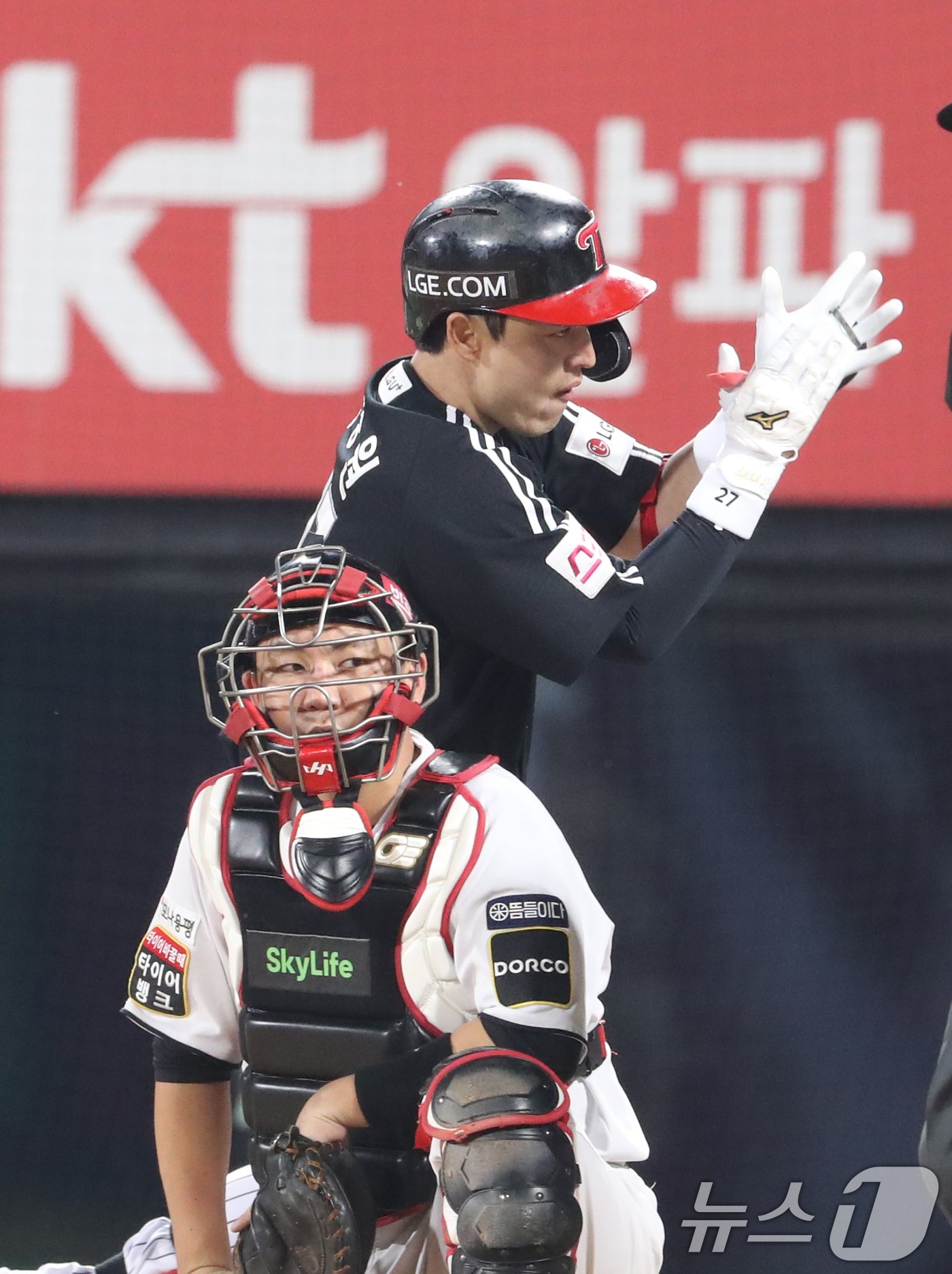 8일 오후 경기 수원시 장안구 KT위즈파크에서 열린 프로야구 &#39;2024 신한 SOL 뱅크 KBO 포스트시즌&#39; 준플레이오프 3차전 LG 트윈스와 KT 위즈의 경기, 2회초 1사 주자 없는 상황 LG 박동원이 홈런을 치고 홈으로 들어오고 있다. 2024.10.8/뉴스1 ⓒ News1 김영운 기자