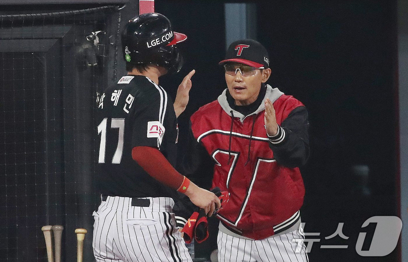 8일 오후 경기 수원시 장안구 KT 위즈파크에서 열린 프로야구 &#39;2024 신한 SOL 뱅크 KBO 포스트시즌&#39; 준플레이오프 3차전 LG 트윈스와 kt 위즈의 경기 3회초 1사 3루 상황 LG 염경엽 감독이 홍창기의 1타점 2루타때 득점에 성공한 3루주자 박해민과 하이파이브를 나누고 있다. 2024.10.8/뉴스1 ⓒ News1 임세영 기자