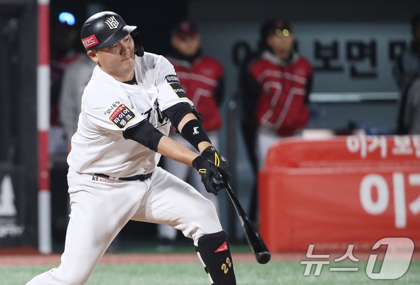 8일 오후 경기 수원시 장안구 KT 위즈파크에서 열린 프로야구 &#39;2024 신한 SOL 뱅크 KBO 포스트시즌&#39; 준플레이오프 3차전 LG 트윈스와 kt 위즈의 경기 3회말 1사 1루 상황 kt 장성우가 LG 최원태를 상대로 안타를 치고 있다. 2024.10.8/뉴스1 ⓒ News1 임세영 기자