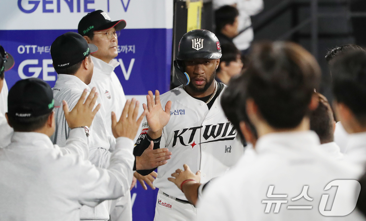 (수원=뉴스1) 임세영 기자 = 8일 오후 경기 수원시 장안구 KT 위즈파크에서 열린 프로야구 '2024 신한 SOL 뱅크 KBO 포스트시즌' 준플레이오프 3차전 LG 트윈스와 k …