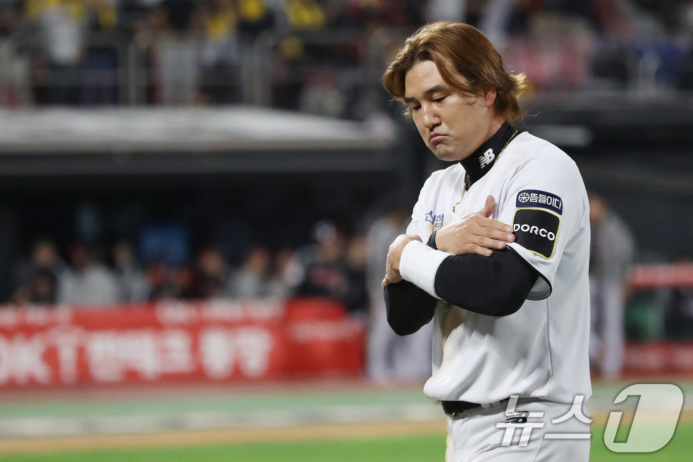 본문 이미지 - 8일 오후 경기 수원시 장안구 KT 위즈파크에서 열린 프로야구 '2024 신한 SOL 뱅크 KBO 포스트시즌' 준플레이오프 3차전 LG 트윈스와 kt 위즈의 경기 3회말 2사 1, 2루 상황 역전 1타점 적시타 친 kt 김상수가 공수교대를 하고 있다. 2024.10.8/뉴스1 ⓒ News1 임세영 기자