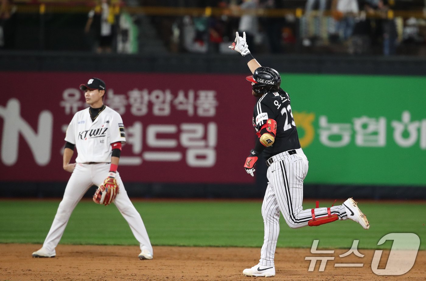 8일 오후 경기 수원시 장안구 KT위즈파크에서 열린 프로야구 &#39;2024 신한 SOL 뱅크 KBO 포스트시즌&#39; 준플레이오프 3차전 LG 트윈스와 KT 위즈의 경기 5회초 1사 1,2루 상황 LG 오스틴이 kt 벤자민을 상대로 역전 3점홈런을 치고 베이스를 돌고 있다. 2024.10.8/뉴스1 ⓒ News1 임세영 기자