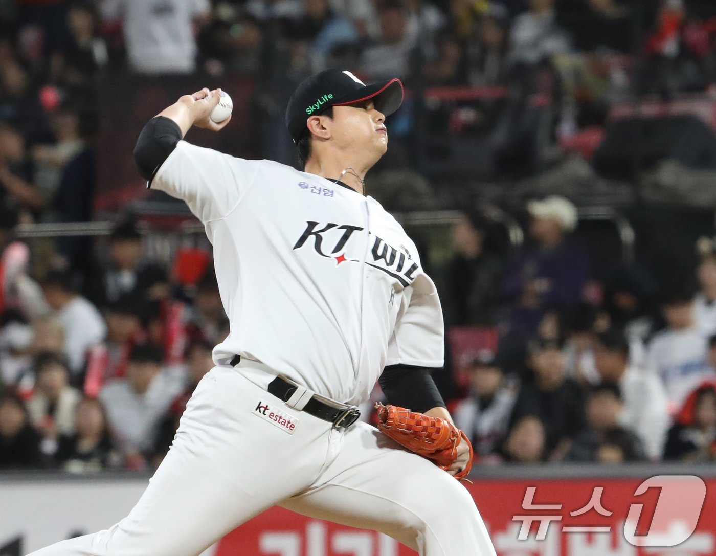 본문 이미지 - 8일 오후 경기 수원시 장안구 KT위즈파크에서 열린 프로야구 '2024 신한 SOL 뱅크 KBO 포스트시즌' 준플레이오프 3차전 LG 트윈스와 KT 위즈의 경기, 7회초 교체투입된 KT 김민이 역투하고 있다. 2024.10.8/뉴스1 ⓒ News1 김영운 기자