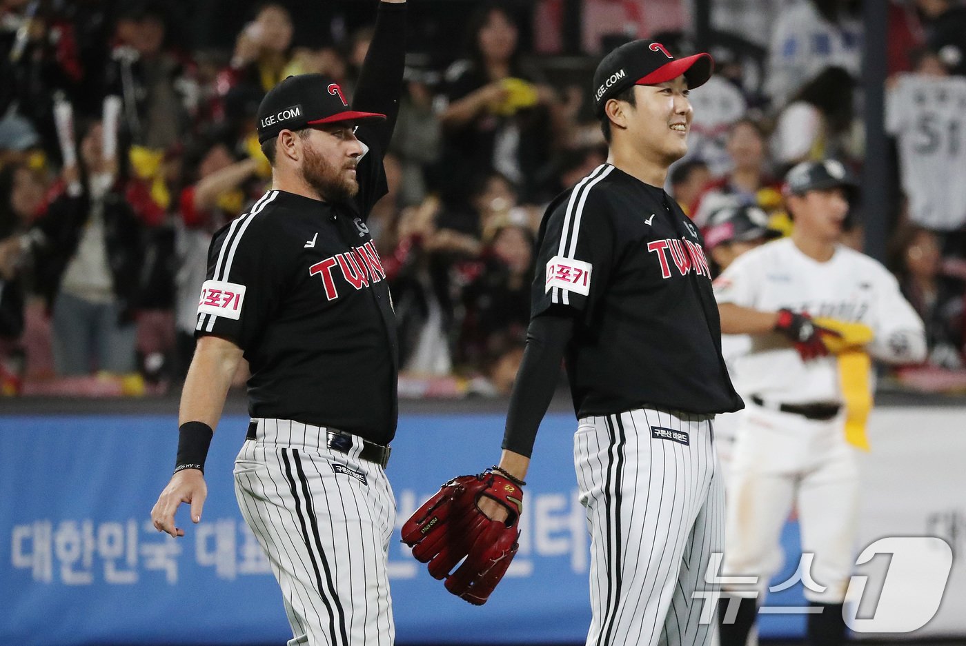 8일 오후 경기 수원시 장안구 KT위즈파크에서 열린 프로야구 &#39;2024 신한 SOL 뱅크 KBO 포스트시즌&#39; 준플레이오프 3차전 LG 트윈스와 KT 위즈의 경기 6회말 2사 1루 상황 LG 손주영과 오스틴이 kt 배정대의 타구를 바라보고 있다. 결과는 우익수 플라이 아웃. 2024.10.8/뉴스1 ⓒ News1 임세영 기자