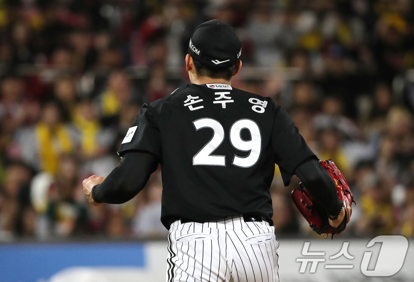 8일 오후 경기 수원시 장안구 KT위즈파크에서 열린 프로야구 &#39;2024 신한 SOL 뱅크 KBO 포스트시즌&#39; 준플레이오프 3차전 LG 트윈스와 KT 위즈의 경기 8회말 2사 주자 없는 상황 LG 손주영이 kt 오윤석을 삼진으로 잡아내고 환호하고 있다. 2024.10.8/뉴스1 ⓒ News1 임세영 기자