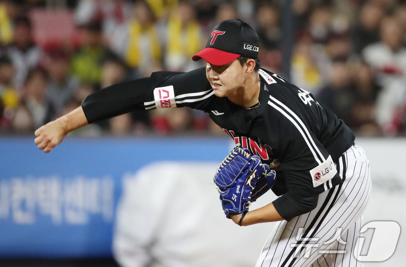 8일 오후 경기 수원시 장안구 KT위즈파크에서 열린 프로야구 &#39;2024 신한 SOL 뱅크 KBO 포스트시즌&#39; 준플레이오프 3차전 LG 트윈스와 KT 위즈의 경기 9회말 마운드에 오른 LG 유영찬이 역투하고 있다. 2024.10.8/뉴스1 ⓒ News1 임세영 기자