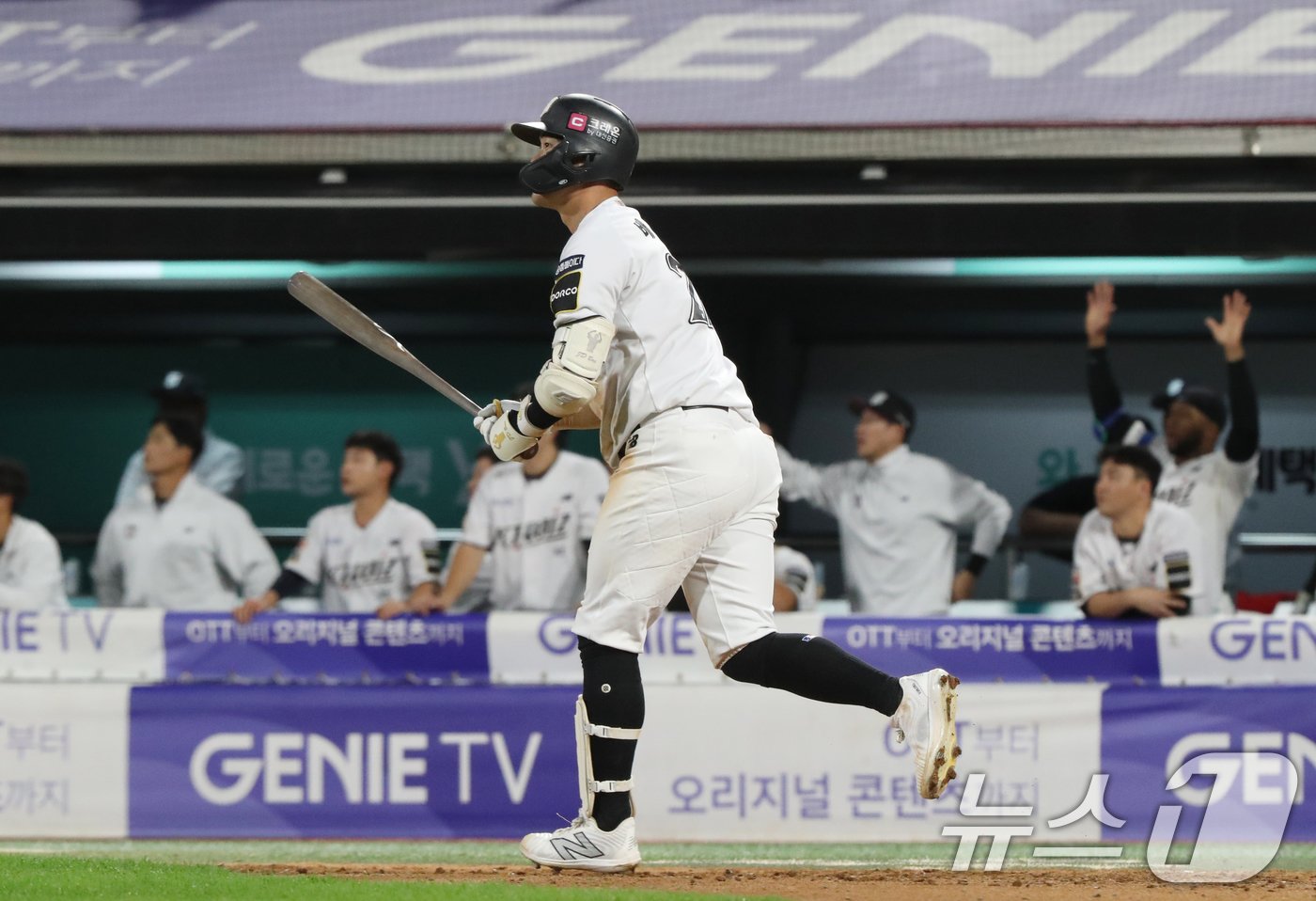 8일 오후 경기 수원시 장안구 KT위즈파크에서 열린 프로야구 &#39;2024 신한 SOL 뱅크 KBO 포스트시즌&#39; 준플레이오프 3차전 LG 트윈스와 KT 위즈의 경기, 9회말 1사 2루 KT 배정대가 홈런을 치고 있다. 2024.10.8/뉴스1 ⓒ News1 김영운 기자