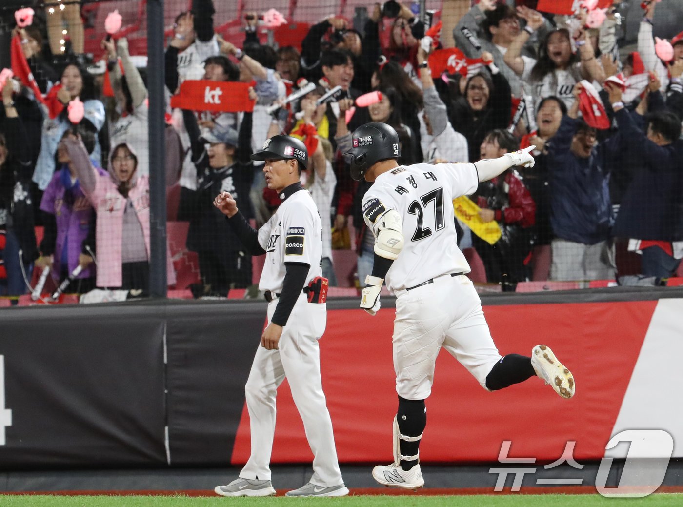 8일 오후 경기 수원시 장안구 KT위즈파크에서 열린 프로야구 &#39;2024 신한 SOL 뱅크 KBO 포스트시즌&#39; 준플레이오프 3차전 LG 트윈스와 KT 위즈의 경기, 9회말 1사 2루 KT 배정대가 홈런을 치고 홈으로 향하고 있다. 2024.10.8/뉴스1 ⓒ News1 김영운 기자