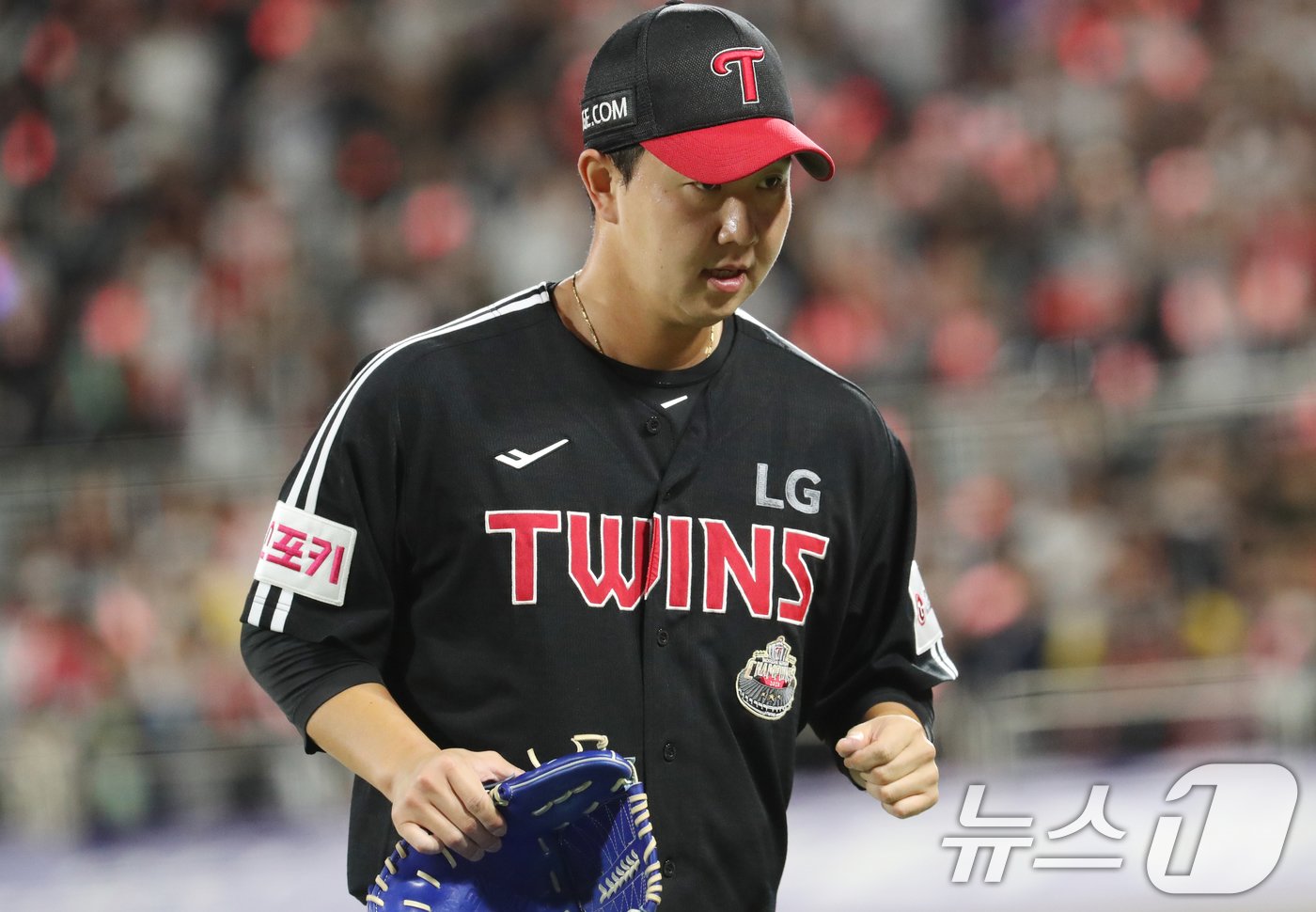 8일 오후 경기 수원시 장안구 KT위즈파크에서 열린 프로야구 &#39;2024 신한 SOL 뱅크 KBO 포스트시즌&#39; 준플레이오프 3차전 LG 트윈스와 KT 위즈의 경기, 9회말 강판된 LG 유영찬이 마운드를 내려오고 있다. 2024.10.8/뉴스1 ⓒ News1 김영운 기자