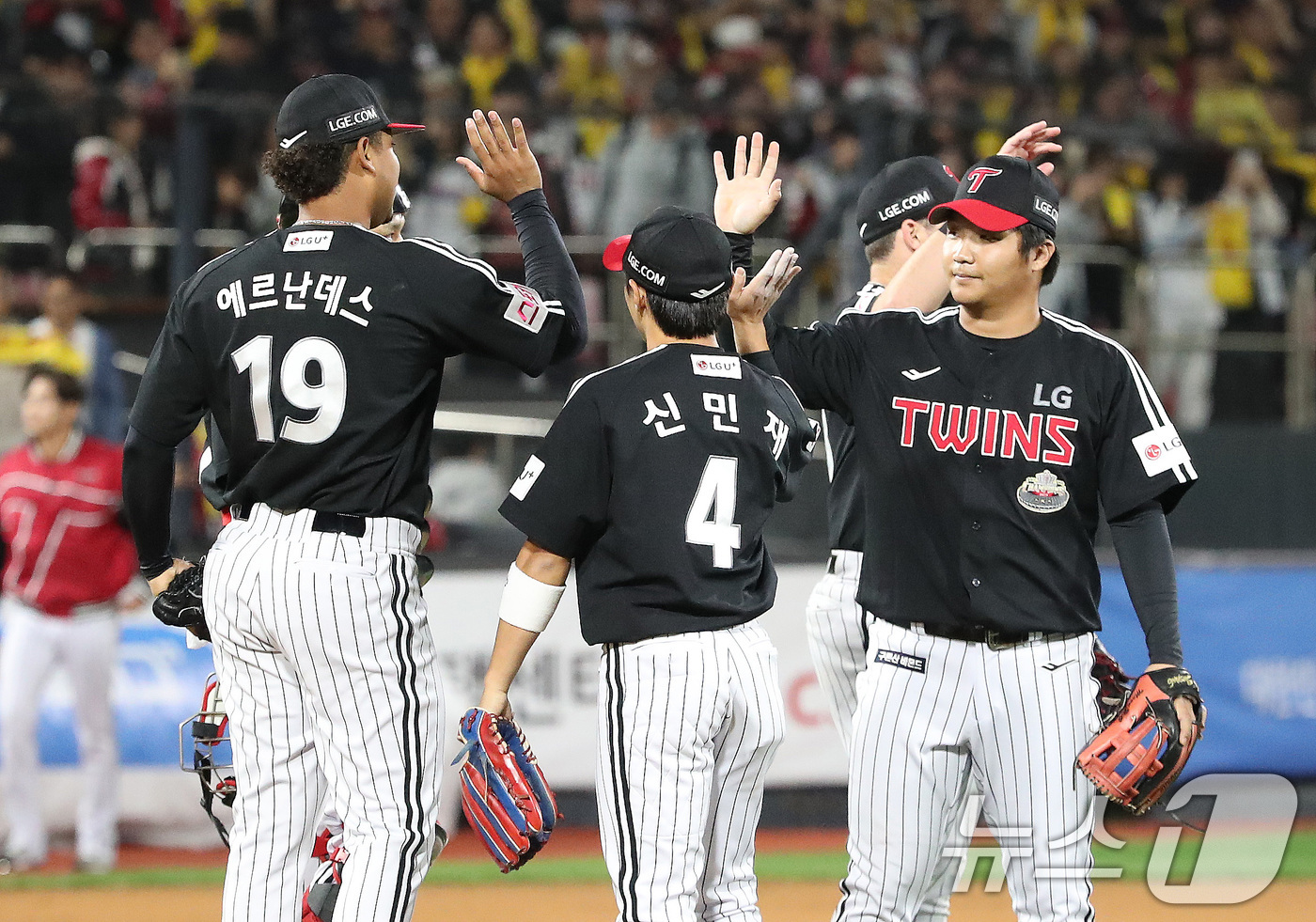 (수원=뉴스1) 임세영 기자 = 8일 오후 경기 수원시 장안구 KT위즈파크에서 열린 프로야구 '2024 신한 SOL 뱅크 KBO 포스트시즌' 준플레이오프 3차전 LG 트윈스와 KT …