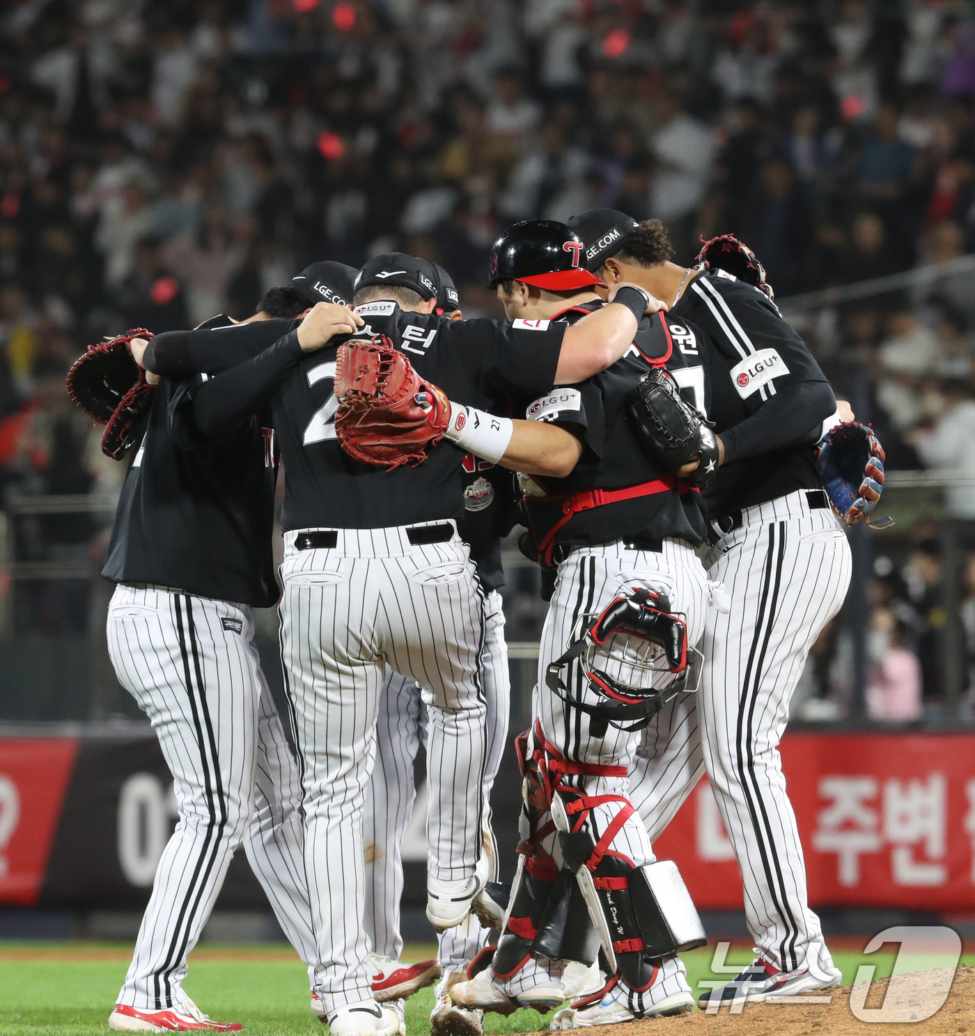 (수원=뉴스1) 김영운 기자 = 8일 오후 경기 수원시 장안구 KT위즈파크에서 열린 프로야구 '2024 신한 SOL 뱅크 KBO 포스트시즌' 준플레이오프 3차전 LG 트윈스와 KT …