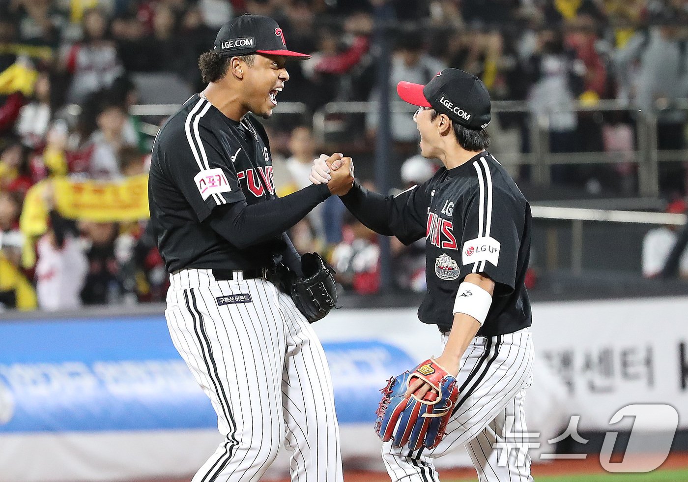 8일 오후 경기 수원시 장안구 KT위즈파크에서 열린 프로야구 &#39;2024 신한 SOL 뱅크 KBO 포스트시즌&#39; 준플레이오프 3차전 LG 트윈스와 KT 위즈의 경기에서 LG 에르난데스와 신민재가 하이파이브를 나누고 있다. 이날 경기는 LG가 kt를 상대로 6-5로 승리했다.. 2024.10.8/뉴스1 ⓒ News1 임세영 기자